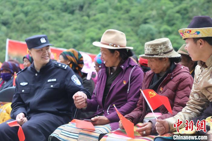 圖為李陽副所長(前排左一)與卓嘎、央宗姐妹共同參加愛國主義教育活動?！〉录?攝