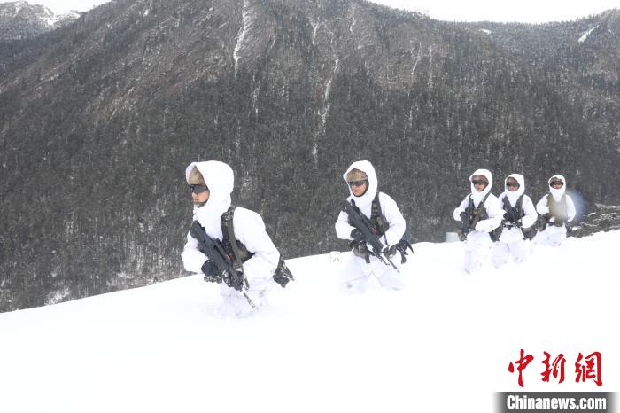 圖為徒步前進(jìn)?！〗有?攝