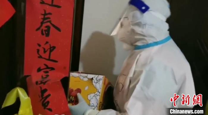 為封閉在家居民送快遞。　鐵西區(qū)委宣傳部 攝