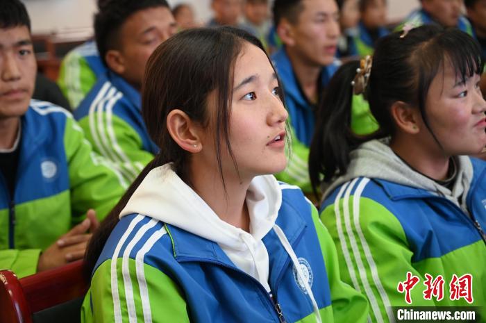 圖為學(xué)生在聆聽授課。