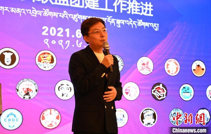 圖為中國舞蹈家協(xié)會街舞委員會常務(wù)副主任、秘書長夏銳致辭?！≮w朗 攝