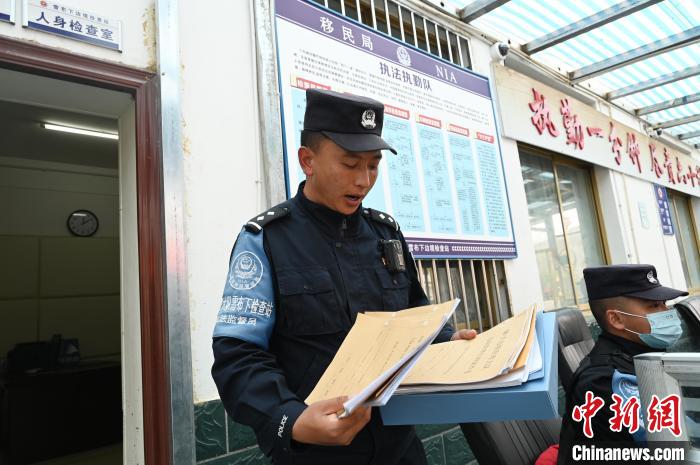 圖為洛桑朗嘎向記者展示卷宗?！≮w朗 攝