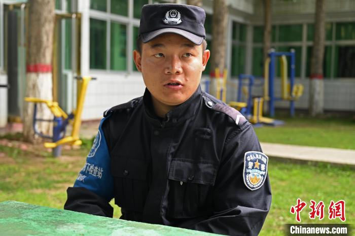 圖為邊煒接受記者采訪?！≮w朗 攝