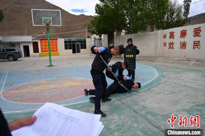 圖為移民管理警察進行警務(wù)技能考核?！≮w朗 攝