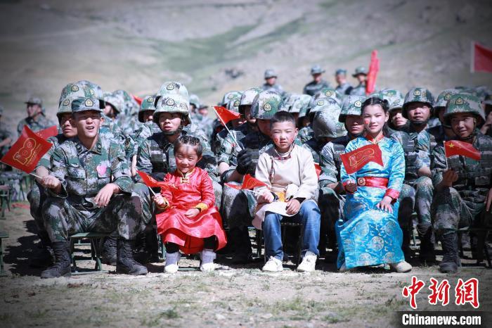 圖為駐地小朋友參加此次活動(dòng)?！?普布扎西 攝