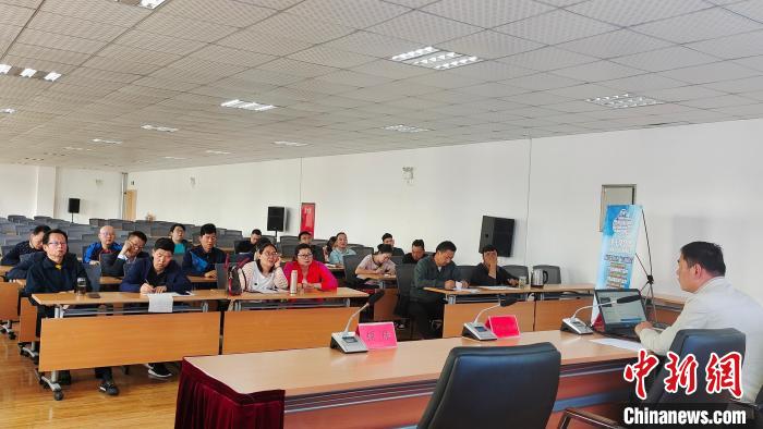 圖為培訓(xùn)會現(xiàn)場?！∝暽＠?攝
