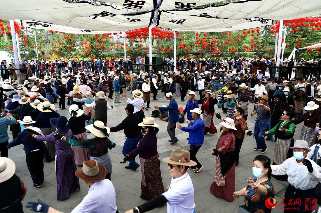 拉薩市民在宗角祿康公園跳鍋莊舞。人民網(wǎng) 次仁羅布攝