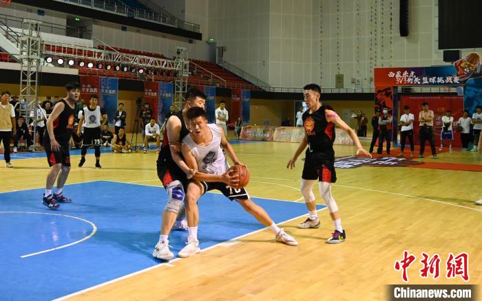 圖為西藏美康隊(白色球衣)對決雪域兄弟隊?！≮w朗 攝