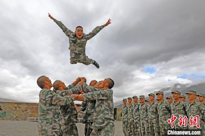 新兵進行“空中燕子飛”?！⊥貔i程 攝