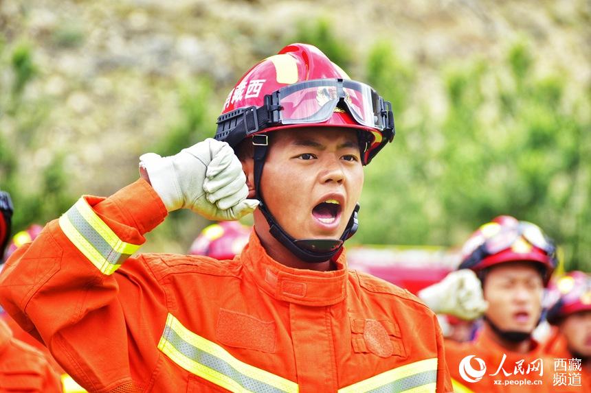 消防指戰(zhàn)員重溫入隊(duì)誓詞。人民網(wǎng) 李海霞 攝