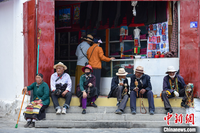 7月24日，轉(zhuǎn)經(jīng)老人在拉薩八廓街上休息。 <a target='_blank' ><p  align=