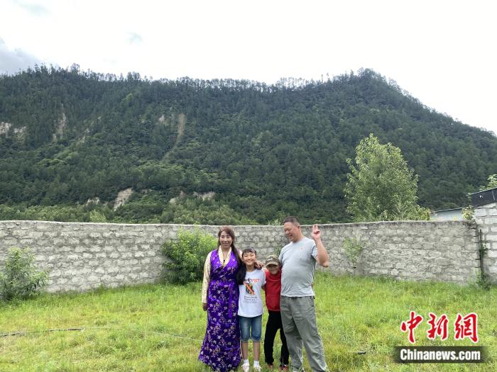 周勁名一家。彭寧鈴 攝