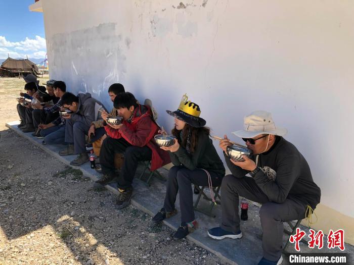 科考隊(duì)員在高原湖泊岸邊進(jìn)餐?！?lt;a target='_blank' ><p  align=