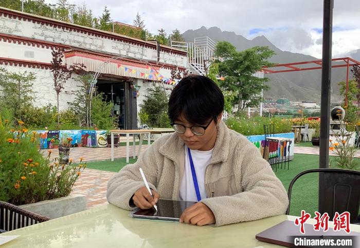 “Z世代”旦真旺加認(rèn)為，拉薩是一座開放與包容的城市，記憶中的拉薩是彩色的。2021年，旦真旺加從浙江大學(xué)漢語(yǔ)言文學(xué)專業(yè)畢業(yè)后，他選擇回到拉薩，成為一名漢語(yǔ)文實(shí)習(xí)助教。圖為8月4日，旦真旺加在課間陪學(xué)生玩耍。 <a target='_blank' ><p  align=