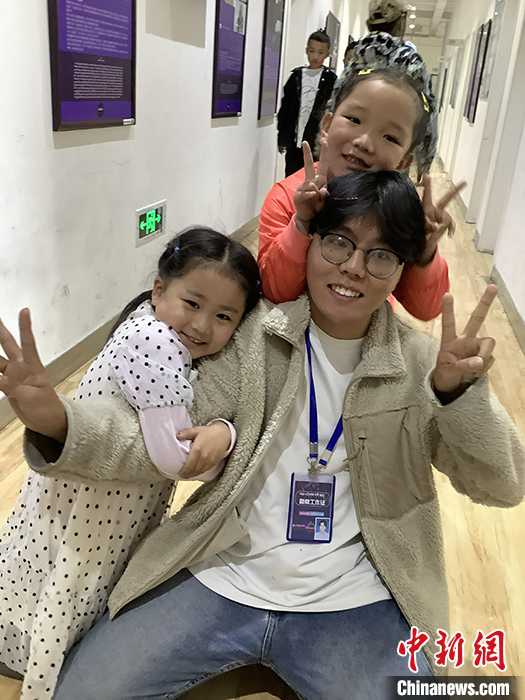 “Z世代”旦真旺加認(rèn)為，拉薩是一座開放與包容的城市，記憶中的拉薩是彩色的。2021年，旦真旺加從浙江大學(xué)漢語(yǔ)言文學(xué)專業(yè)畢業(yè)后，他選擇回到拉薩，成為一名漢語(yǔ)文實(shí)習(xí)助教。圖為8月4日，旦真旺加在課間陪學(xué)生玩耍。 <a target='_blank' ><p  align=