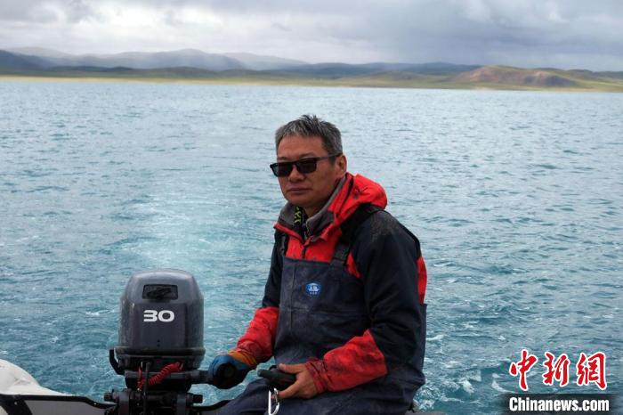 本次科考領(lǐng)隊、中科院青藏高原所侯居峙研究員駕駛充氣快艇?！?lt;a target='_blank' ><p  align=