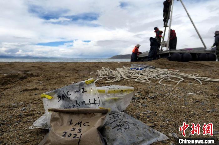 科考隊員從巴木錯采集的科研樣品?！?lt;a target='_blank' ><p  align=