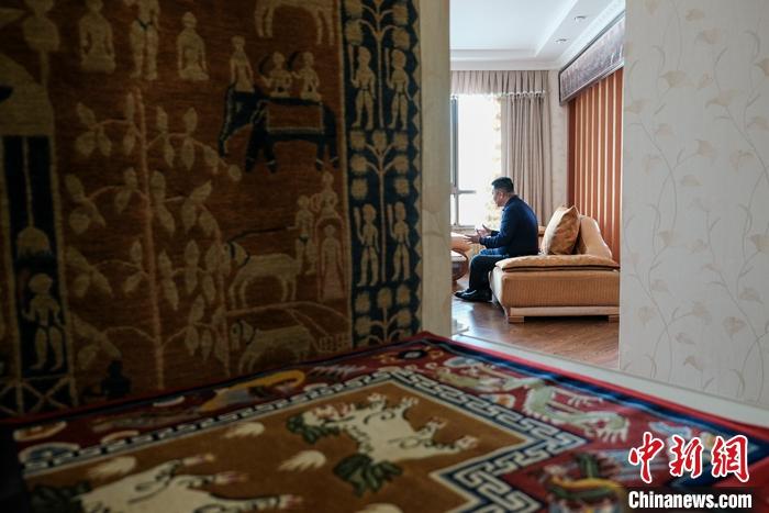 8月4日，次旦在拉薩的公司里懸掛展示的精美藏毯。 <a target='_blank' ><p  align=