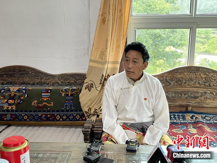 巴卡村黨支部書記、村委會主任尼瑪次仁。周璟 攝