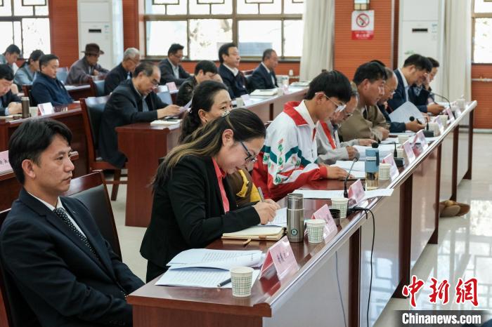 圖為8月10日座談會現(xiàn)場，左一為歸國定居藏胞晉美次旦?！〗w波 攝