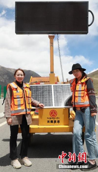 圖為萍措(右)在采訪過程中留影。(資料圖片) <a target='_blank' ><p  align=