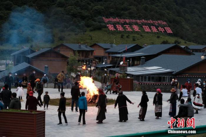 圖為8月5日，玉麥鄉(xiāng)民眾在鄉(xiāng)里跳鍋莊舞，從前的“三人鄉(xiāng)”熱鬧起來了。 <a target='_blank' ></p><p  align=