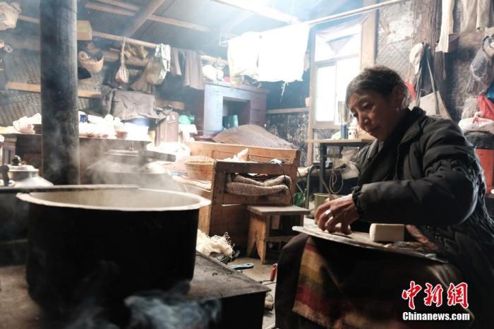 圖為8月6日，60歲的卓嘎在玉麥鄉(xiāng)牧場放牧點(diǎn)制作奶渣。 <a target='_blank' ></p><p  align=