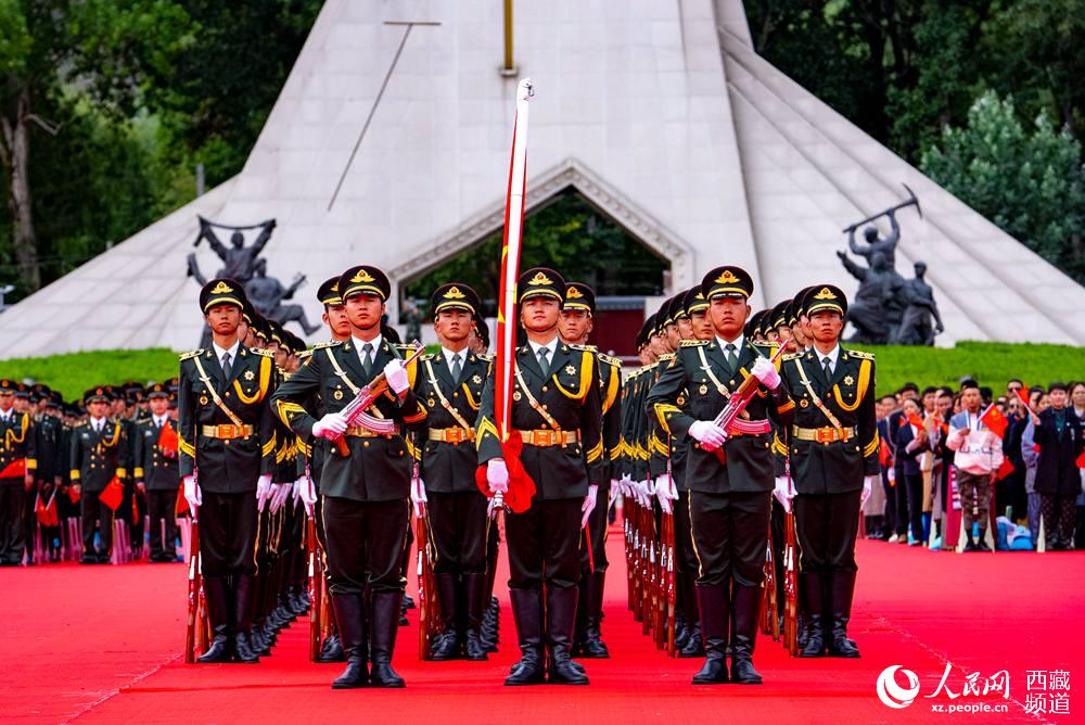 8月19日10時，慶祝西藏和平解放70周年大會在拉薩市布達拉宮廣場隆重舉行。這是大會舉行升旗儀式。徐馭堯 攝