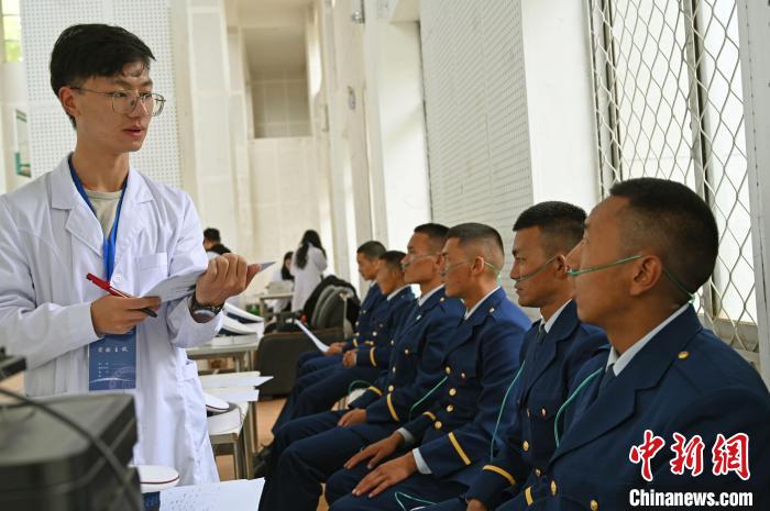 圖為研究團(tuán)隊成員登記消防員信息?！≮w朗 攝