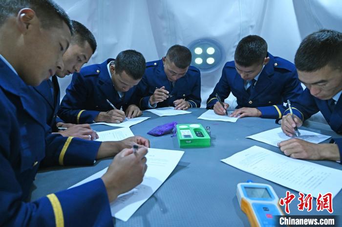 圖為消防員在高壓氧艙內(nèi)填寫問卷。　趙朗 攝