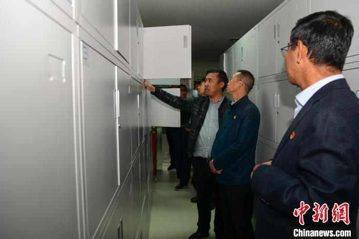 圖為參加西藏三大重點文物保護維修工程檔案移交進館儀式人員參觀拉薩市檔案館?！∝暩聛硭?攝