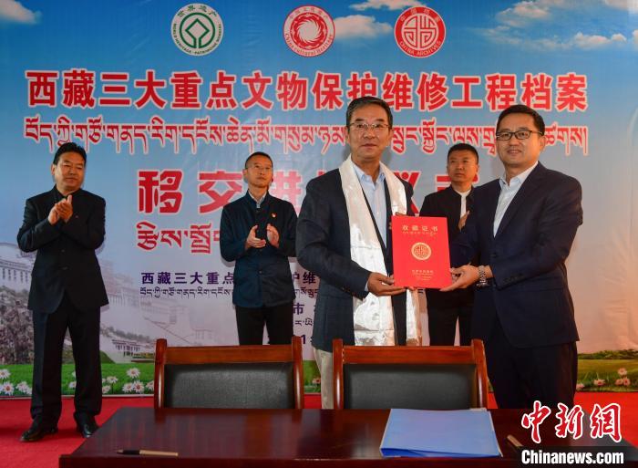 圖為西藏三大重點文物保護維修工程檔案移交進館儀式現(xiàn)場?！∝暩聛硭?攝