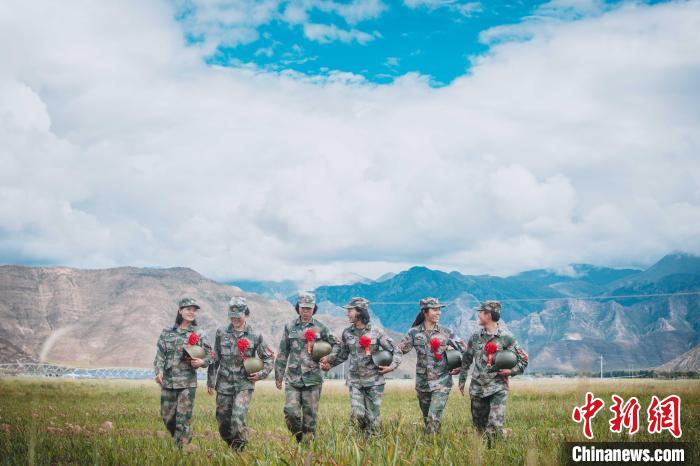 圖為身戴“首跳光榮”大紅花的女兵。　王述東 攝