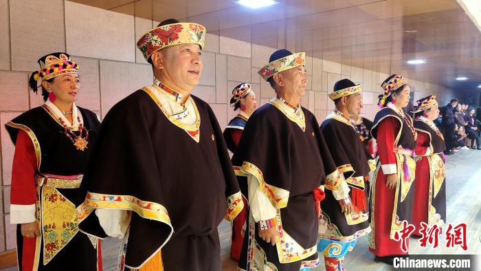 圖為西藏老年舞蹈隊在后臺準(zhǔn)備上場?！∝暽＠?攝
