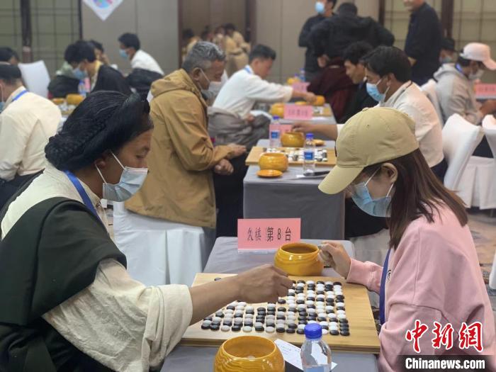 圖為參賽選手正在進(jìn)行藏棋對(duì)弈?！≈x牧 攝