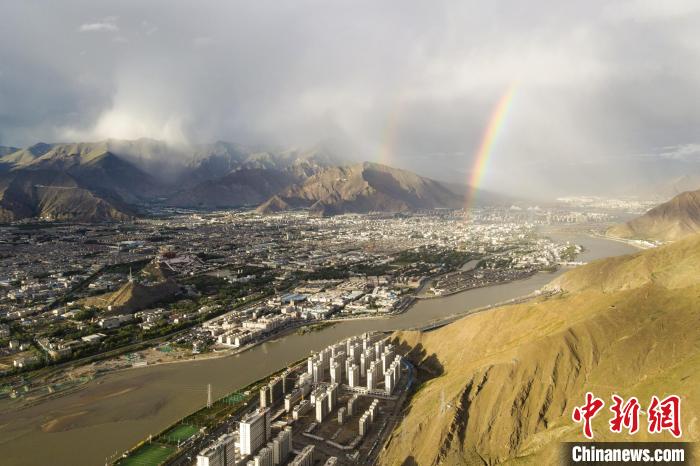 圖為海拔3600多米的高原城市拉薩迎來(lái)雨后彩虹。(資料圖) 江飛波 攝