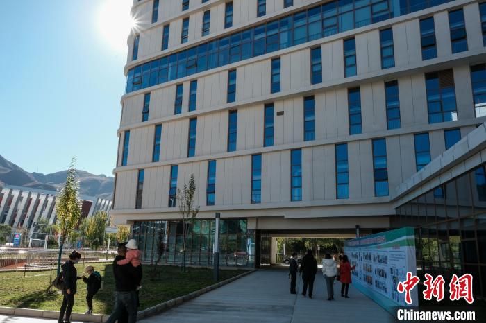 因疫情防控需要，此次義診活動進行了人數(shù)限定。圖為西藏民眾帶著孩子到醫(yī)院就診?！〗w波 攝