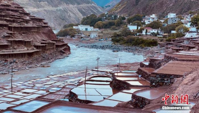 資料圖為芒康千年古鹽田。 <a target='_blank' ><p  align=