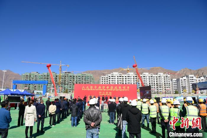 圖為人大附中拉薩學(xué)校開(kāi)工奠基儀式現(xiàn)場(chǎng)?！∝暩聛?lái)松 攝