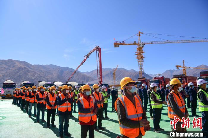 圖為人大附中拉薩學(xué)校開(kāi)工奠基儀式現(xiàn)場(chǎng)?！∝暩聛?lái)松 攝