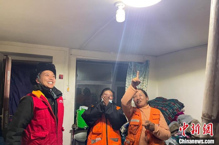 青藏公路109道班接入大網(wǎng)電?！?閆昱翰 　攝