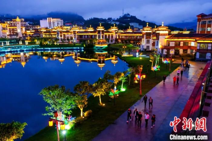墨脫入夜，華燈初上，昔日“高原孤島”如今日漸繁華。