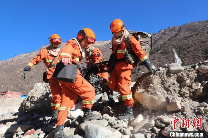 圖為參訓消防指戰(zhàn)員密切配合進行訓練?！〔际猩窒乐ш牻_縣中隊 攝