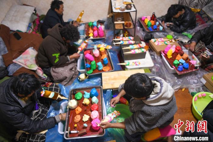 圖為拉薩手藝人制作年貨酥油花?！∝暩聛?lái)松 攝