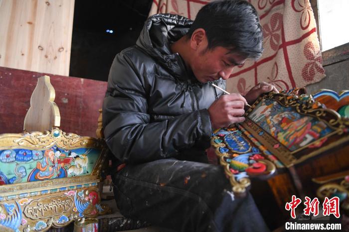 圖為拉薩手藝人制作年貨“切瑪盒”?！∝暩聛?lái)松 攝