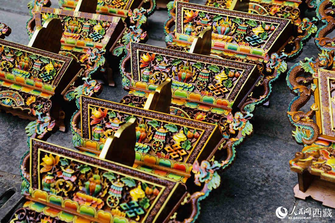年貨市場(chǎng)上的切瑪盒。（切瑪盒是藏歷新年吉祥物，是在精制斗型木盒中用隔板分開(kāi)，分別盛入炒麥粒和糌粑，插上“仔卓”，象征著人壽年豐、吉祥如意。）人民網(wǎng) 次仁羅布攝