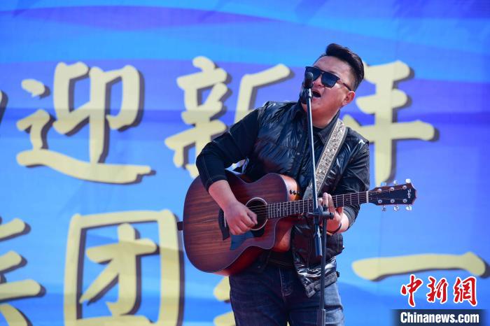 圖為文藝匯演現(xiàn)場?！∝暩聛硭?攝