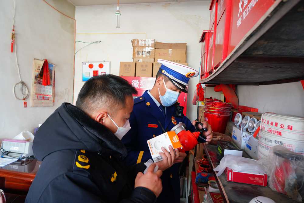 檢查消防器材。圖片由那曲消防提供