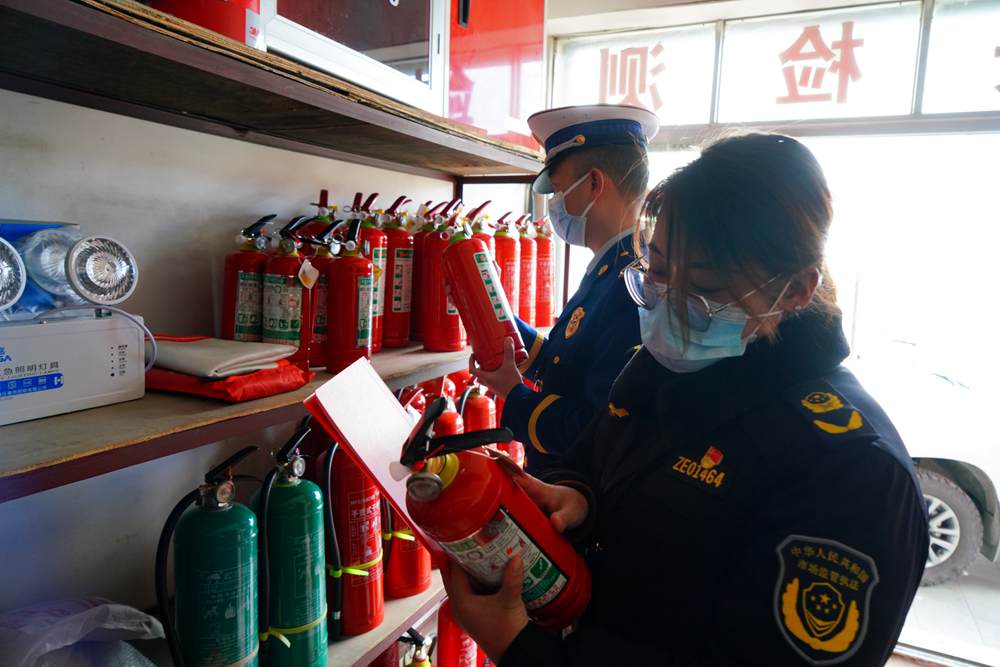 檢查消防器材。圖片由那曲消防提供