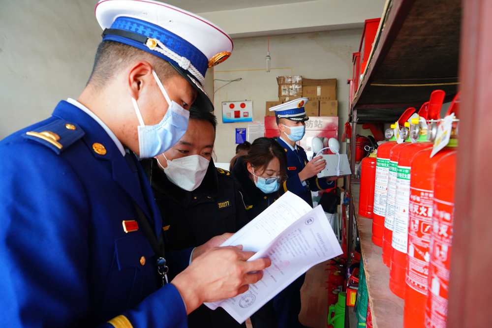 檢查消防器材。圖片由那曲消防提供